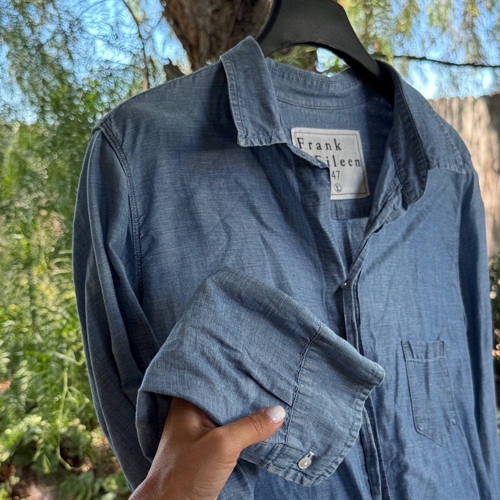 Frank & Eileen Casual Denim Blue Shirt - Large But Fits Like a Small